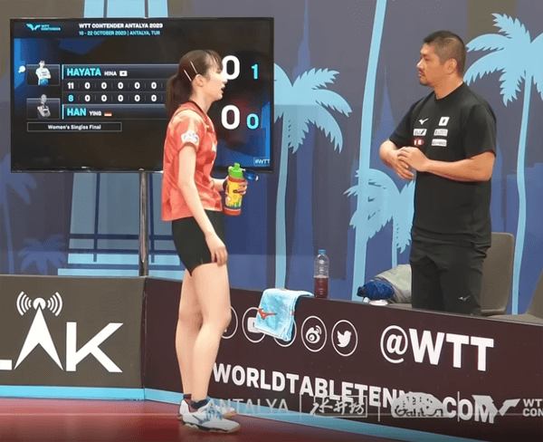 WTTコンテンダーアンタルヤ2023でベンチコーチを務めた岡トレーナー