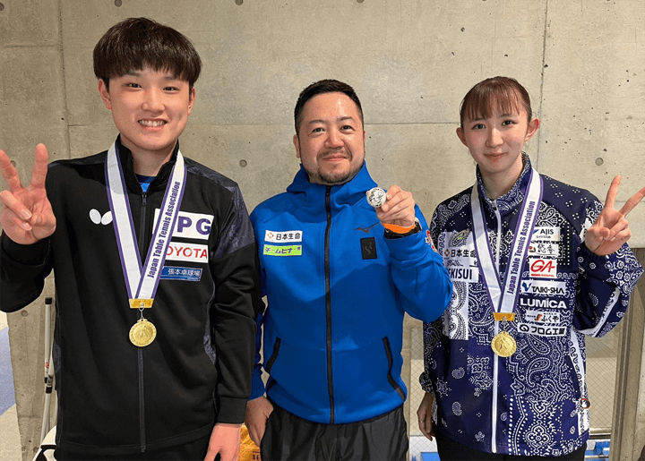 2023年全日本選手権大会、混合ダブルス優勝後に石田コーチと記念撮影