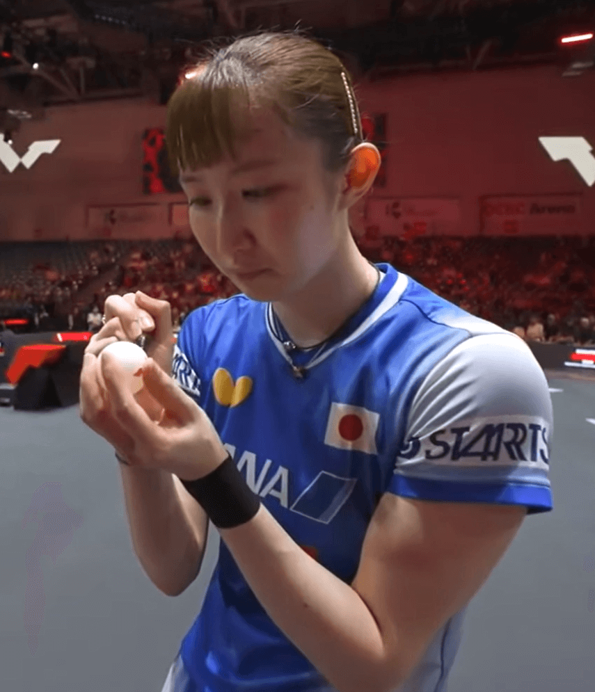 蒯曼戦後のファンサービスでボールにサインする早田ひな選手